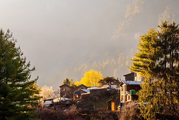 Pueblo tibetano en las montañas del Himalaya en la mañana al amanecer.