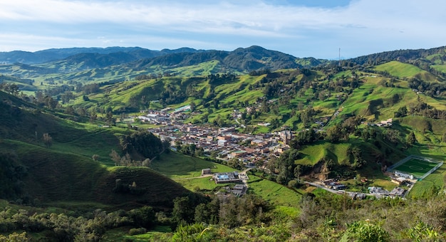 Foto pueblo típico de antioquia con gran catedral