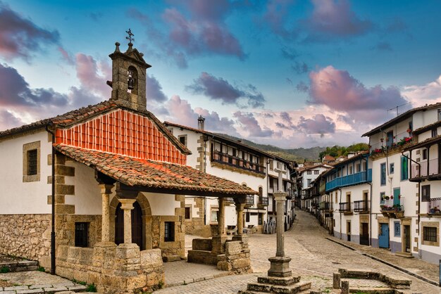 Pueblo típico de Candelario en la provincia de Salamanca en España