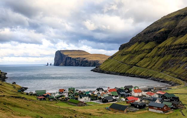 Pueblo de Tjornuvik y dos pilas de mar en las Islas Feroe