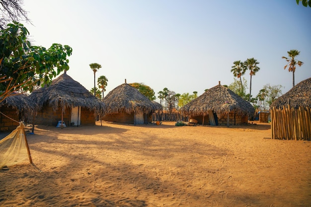 Pueblo tradicional con casas de barro en senegal áfrica