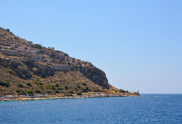 El pueblo turístico de Limeni en el Peloponeso en Grecia