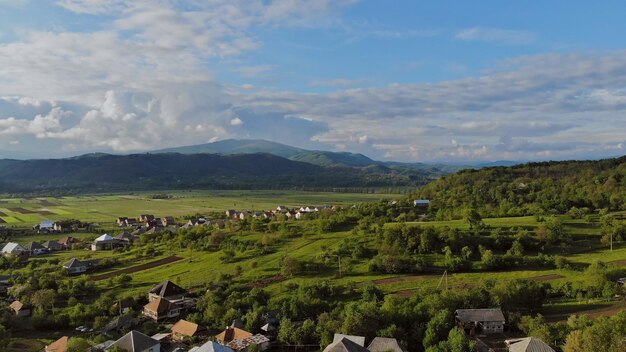 El pueblo ucraniano en el campo de las montañas hermoso paisaje cárpato