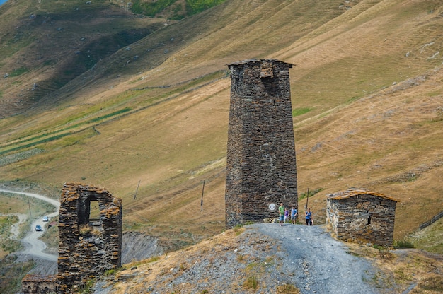 Pueblo Ushguli paisaje con enormes montañas rocosas pared Bezengi, Shkhara en el fondo en Svaneti, Georgia