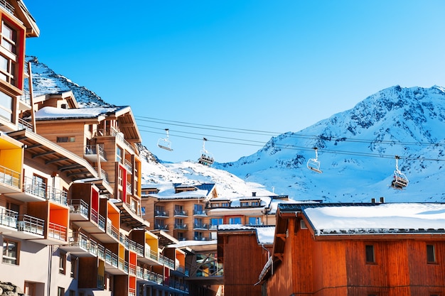 Pueblo de Val Thorens, estación de esquí de los 3 valles, Francia. Hermosas montañas y el cielo azul, paisaje de invierno