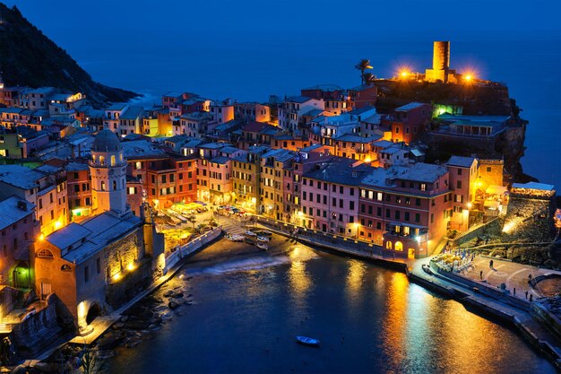 Foto el pueblo de vernazza iluminado por la noche cinque terre liguria italia