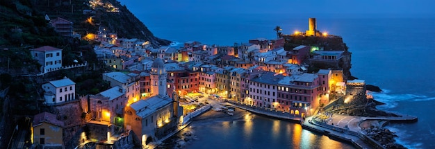 El pueblo de Vernazza iluminado por la noche Cinque Terre Liguria Italia