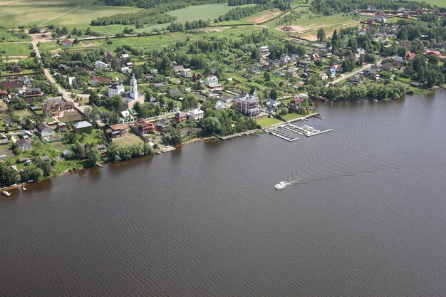 Pueblo de vistas aéreas en el yate de la orilla del río