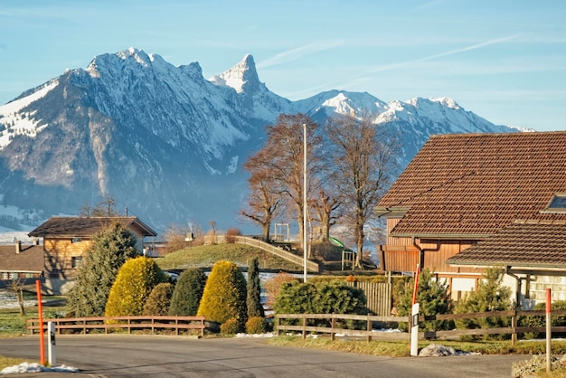 Un pueblo con vistas a las montañas de los Alpes suizos cerca del lago Thun en invierno