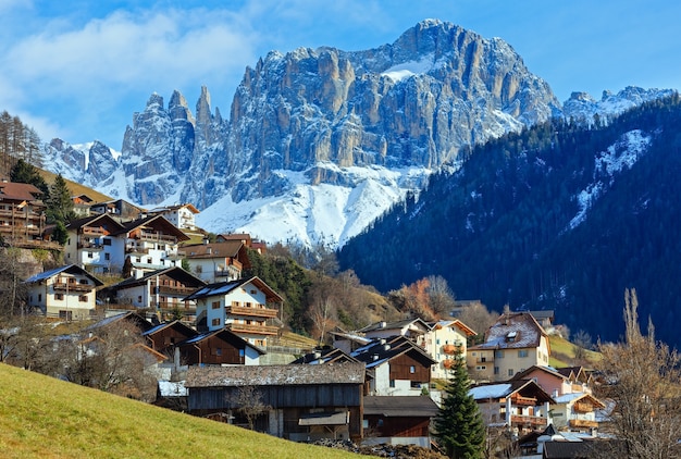 Pueblo de Winter Mountain Tiers en la provincia de Tirol del Sur (Italia).