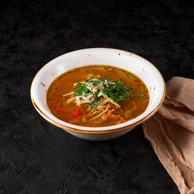 Pueblo zama. Sopa de caldo de pollo tradicional con fideos caseros.