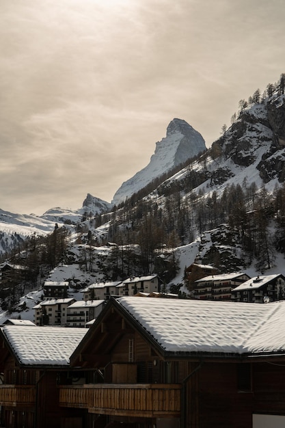 Pueblo de Zermatt con la montaña Matterhorn en la mañana Zermatt Suiza