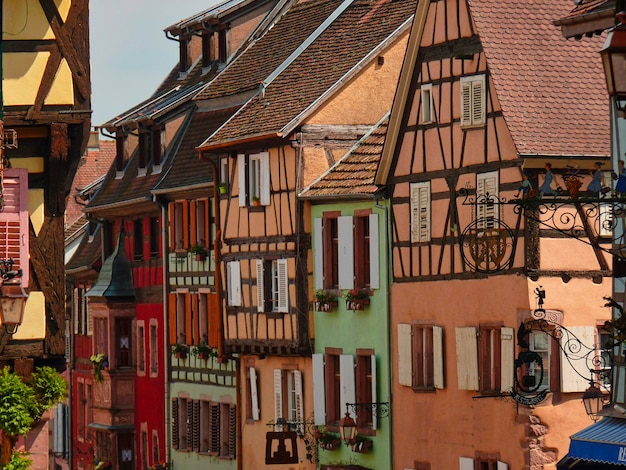 Pueblos de Alsacia Francia casas con fachadas de colores casas con entramados de madera tejados de pizarra inclinados