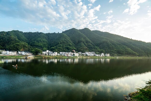 Pueblos antiguos a lo largo del río Xin'an en Huizhou