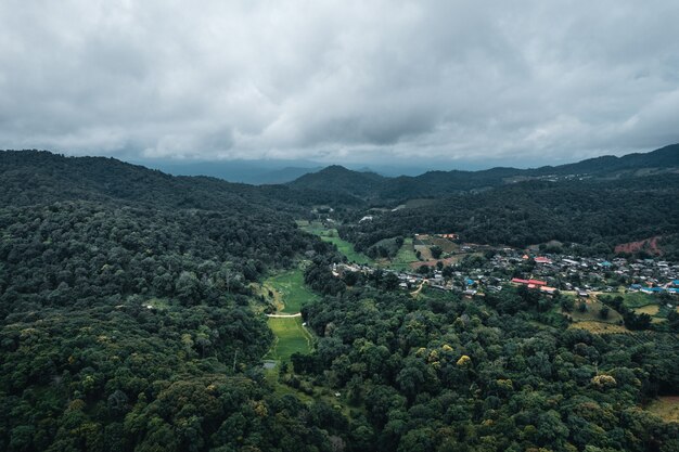 Pueblos y campos en las montañas de verano