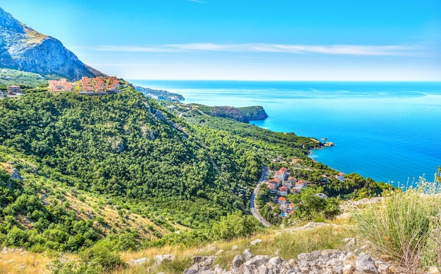 Pueblos montenegrinos y mar Adriático, vista desde arriba