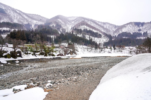 Los pueblos de Shirakawago y Gokayama son uno de los sitios del Patrimonio Mundial de la UNESCO de Japón. Masía en el pueblo y montaña detrás.