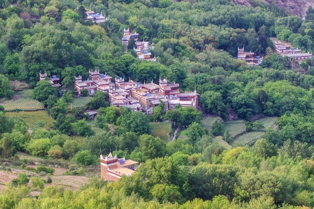 Pueblos tibetanos de Danba en el cielo azul en un día soleado