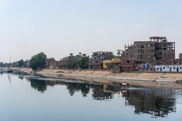 Pueblos tradicionales egipcios a orillas del río Nilo Vistas navegando en el crucero