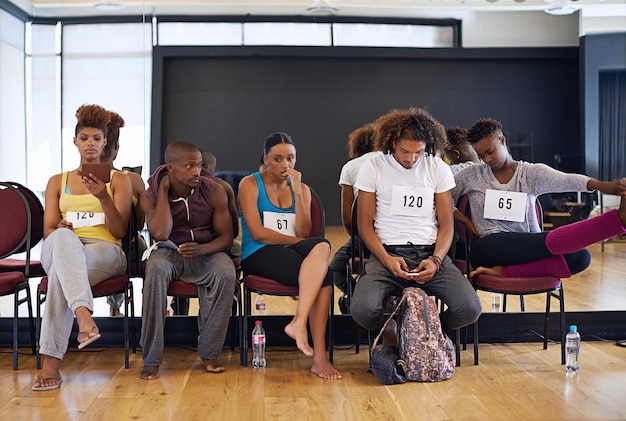 Se puede sentir la tensión en la sala Fotografía de un grupo de jóvenes bailarines que parecen ansiosos mientras esperan sus audiciones de baile