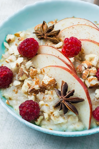 Se pueden preparar alimentos sencillos para todos los días que atraigan a los niños agregando ingredientes adicionales Frambuesas frescas y rodajas de manzana sobre gachas de avena