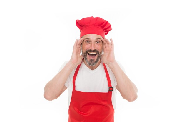 Puedes oírme. Hombre maduro barbudo en delantal y gorro de cocinero. Cocinero senior con barba y bigote con delantal babero. Cocinero jefe maduro en delantal de cocina rojo. Cocina casera.