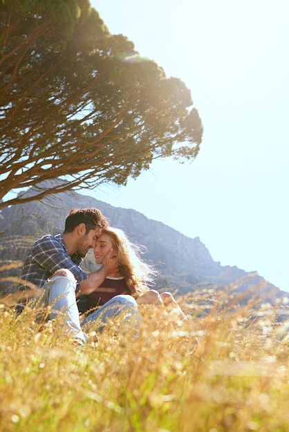 Foto puedes sentir la calidez de su amor foto de una joven pareja cariñosa disfrutando de un día al aire libre