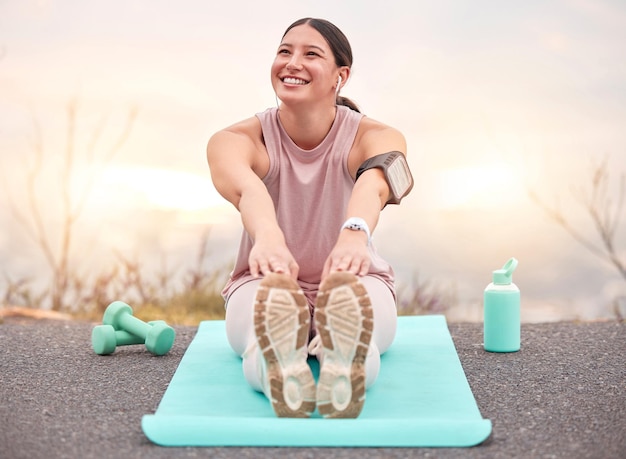 ¿Puedo tocarme los dedos de los pies? Toma de una joven atleta que se estira antes de correr en la naturaleza.