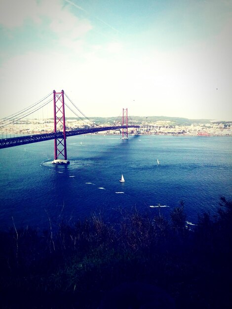 Foto puente del 25 de abril sobre el río tajo contra el cielo