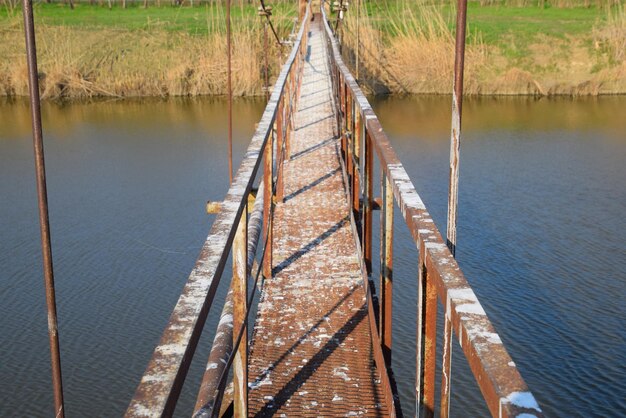 Foto puente de acero y oleoducto a través de un canal de riego