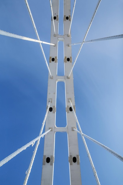 Puente de acero sobre el río, detalle de construcción