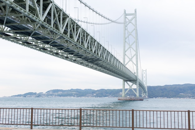El puente de Akashi Kaikyo en Kobe, Japón.