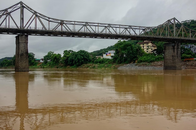 Foto puente aldo pereira de andrade o puente de hierro sobre el río itajai acu en blumenau sc brasil