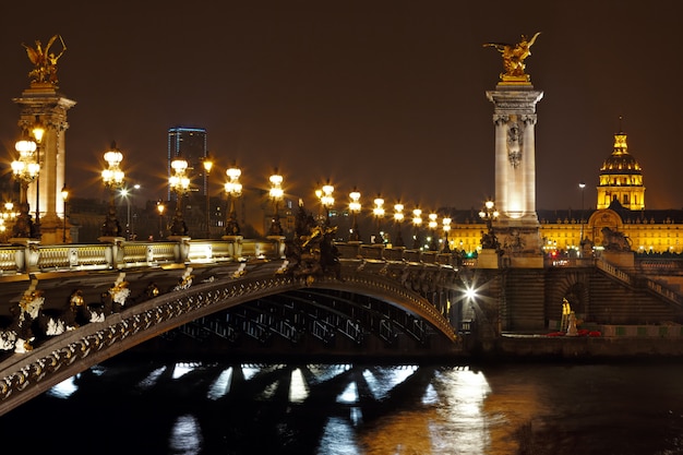 El puente de Alejandro III en la noche en París, Francia