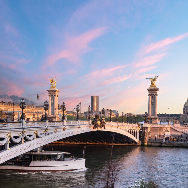 Puente de Alejandro en París en una puesta de sol