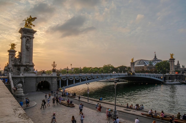 Puente de Alexandre III en París en una hermosa puesta de sol