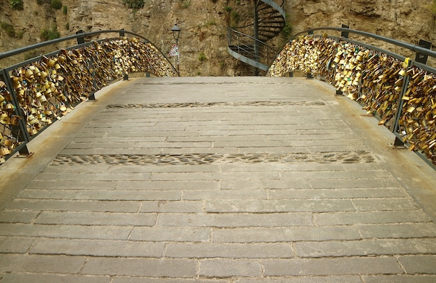 Puente de los amantes lleno de candados en las barandillas, la ciudad vieja de Tbilisi, Georgia