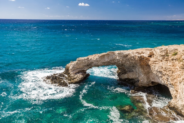 El puente de los amantes o el arco de la foca monje, los acantilados de piedra en el mar Mediterráneo en Ayia NAPA Chipre.