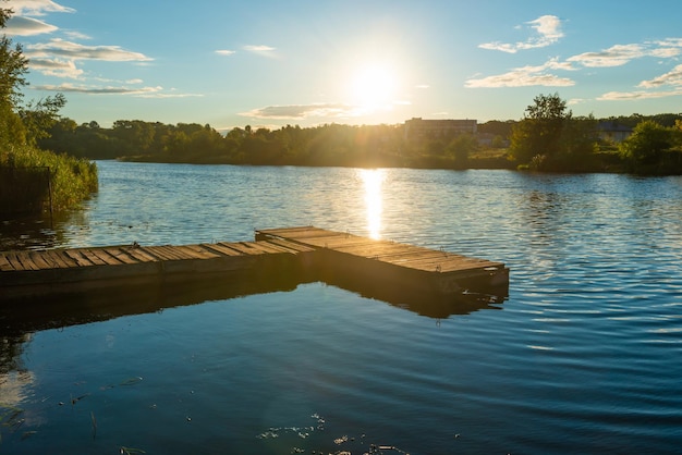 Puente de amarre de madera al atardecer