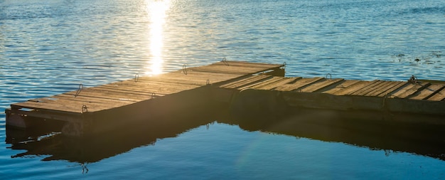 Puente de amarre de madera al atardecer