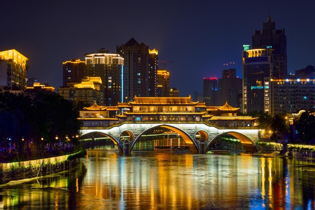 El puente de Anshun por la noche en Chengdu, China