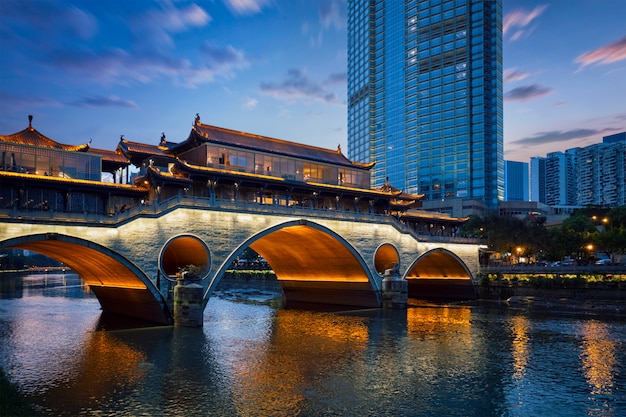 Puente Anshun en la noche, Chengdu, China