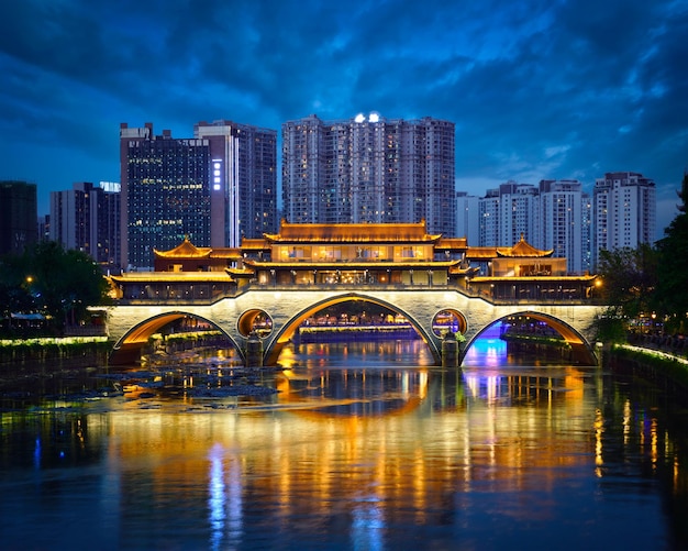El puente de Anshun por la noche en Chengdu, China
