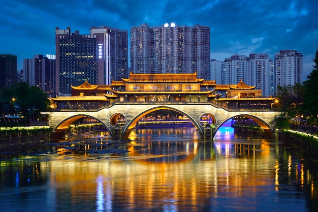 Puente Anshun en la noche, Chengdu, China