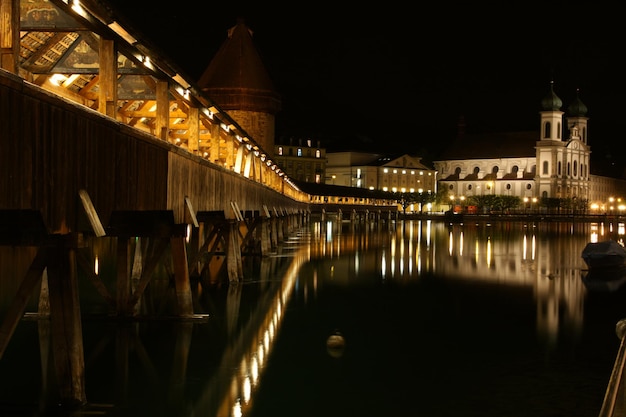 Puente antiguo Kapellbrucke en una noche en Lucerna.