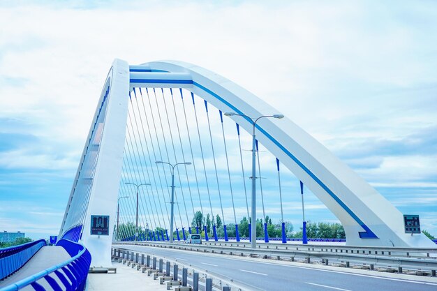 El Puente Apolo en Bratislava, un majestuoso puente azul y blanco que se eleva sobre el paisaje