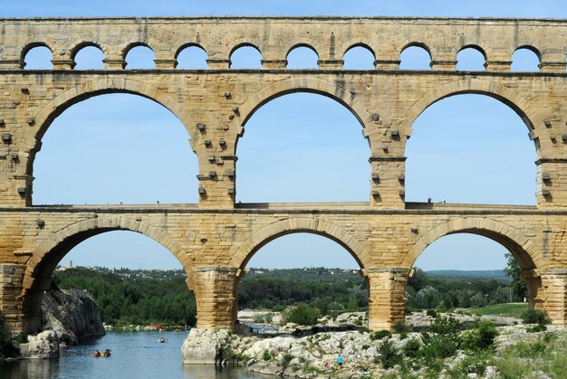 Puente de arco contra el cielo