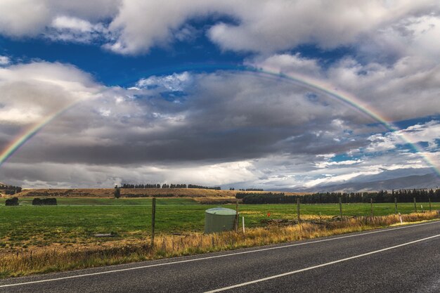 Puente del arco iris en zona rural en Otago, Nueva Zelanda