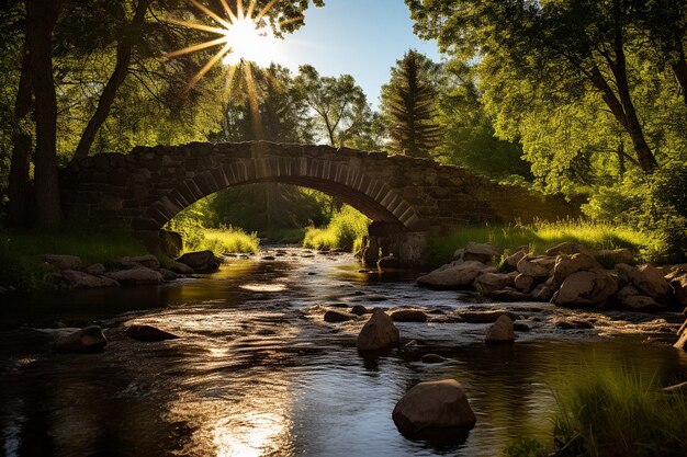 Puente de arco de piedra iluminado por el sol sobre un río