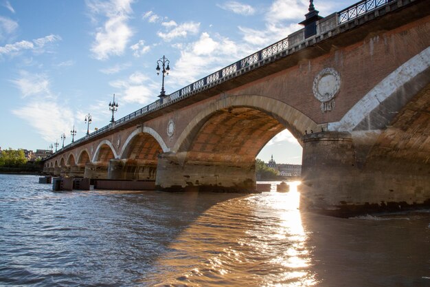 Puente de arco de piedra Pont de Pierre en el centro de la ciudad Ciudad de Burdeos en Francia